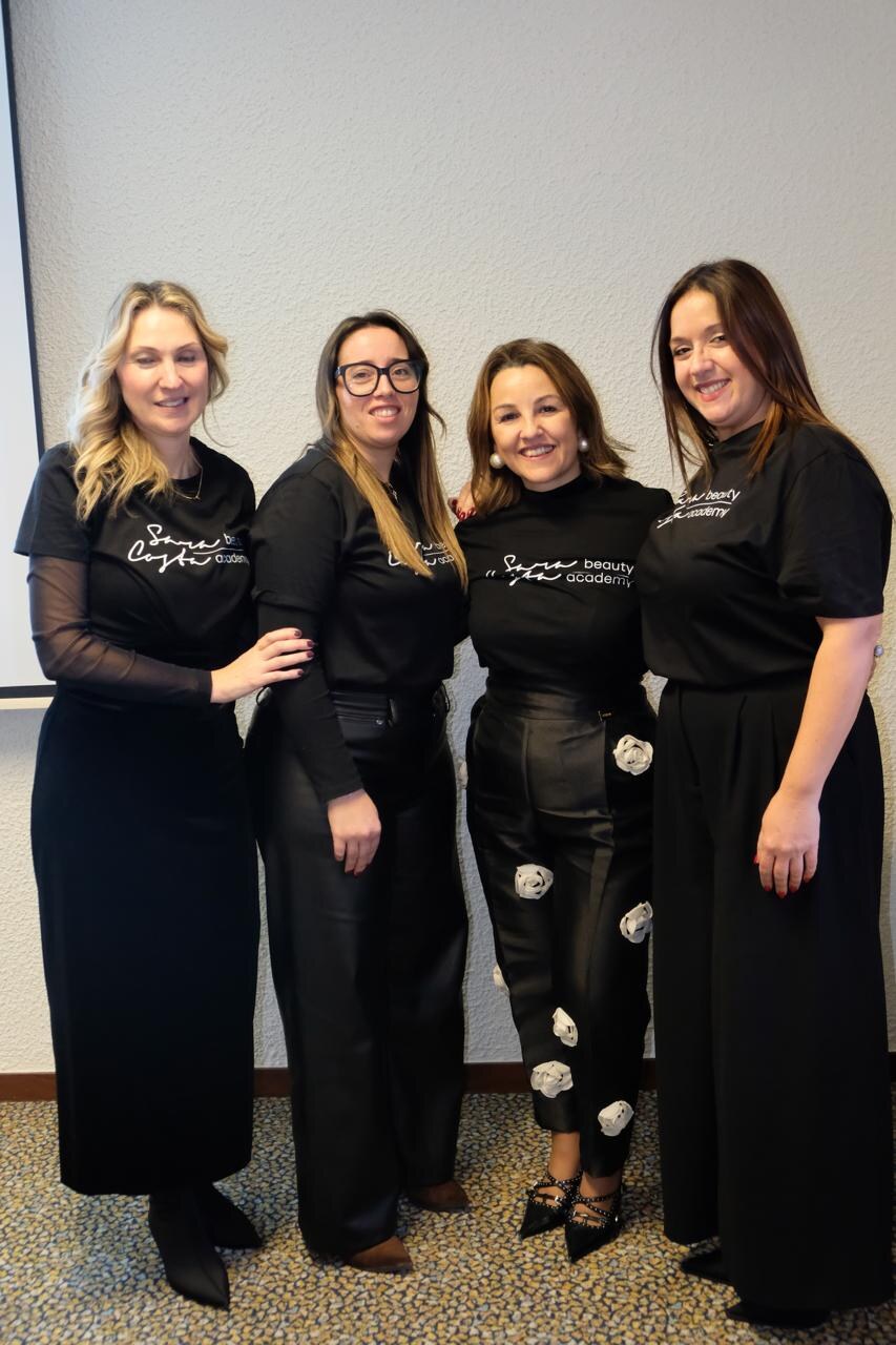 Sara Costa com a equipa da Sara Costa Beauty Academy