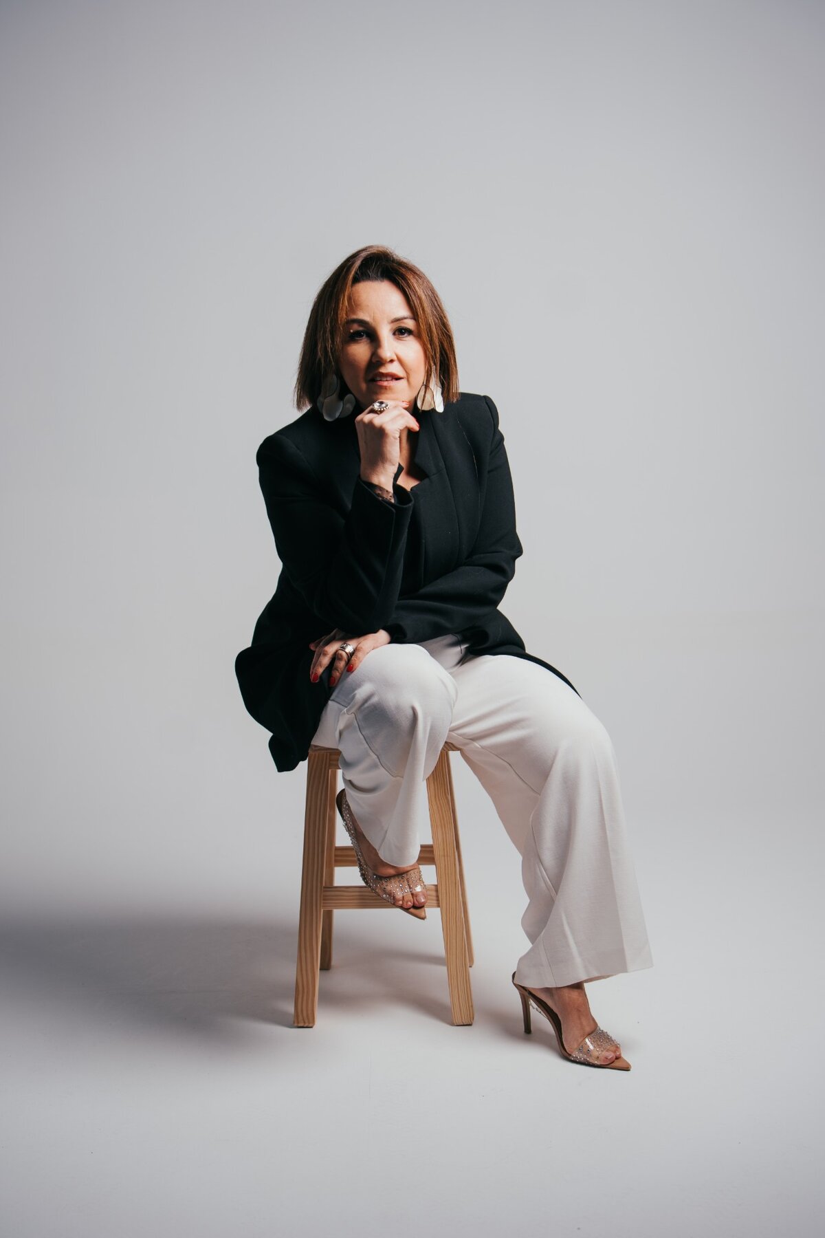 Retrato de Sara Costa sentada